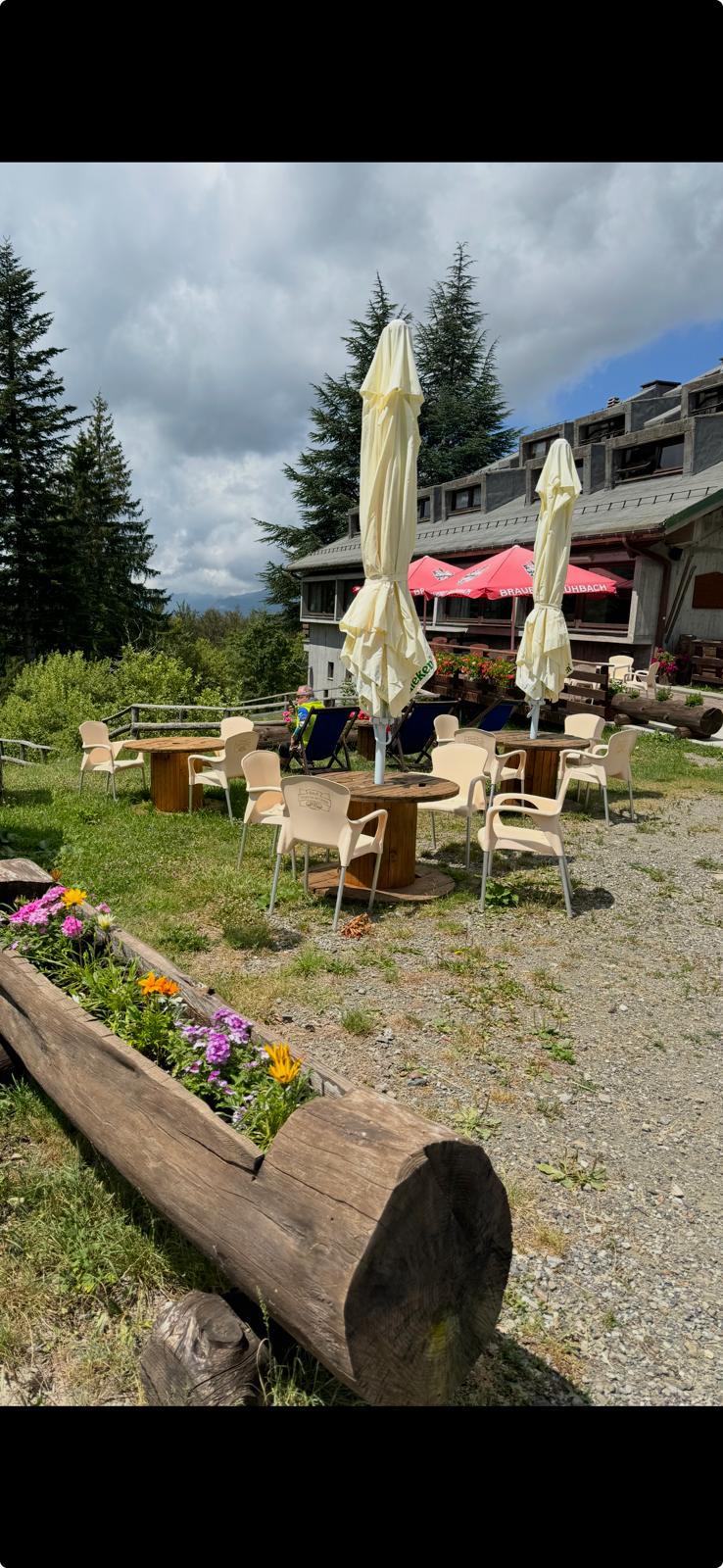 La terrazza con gli ombrelloni