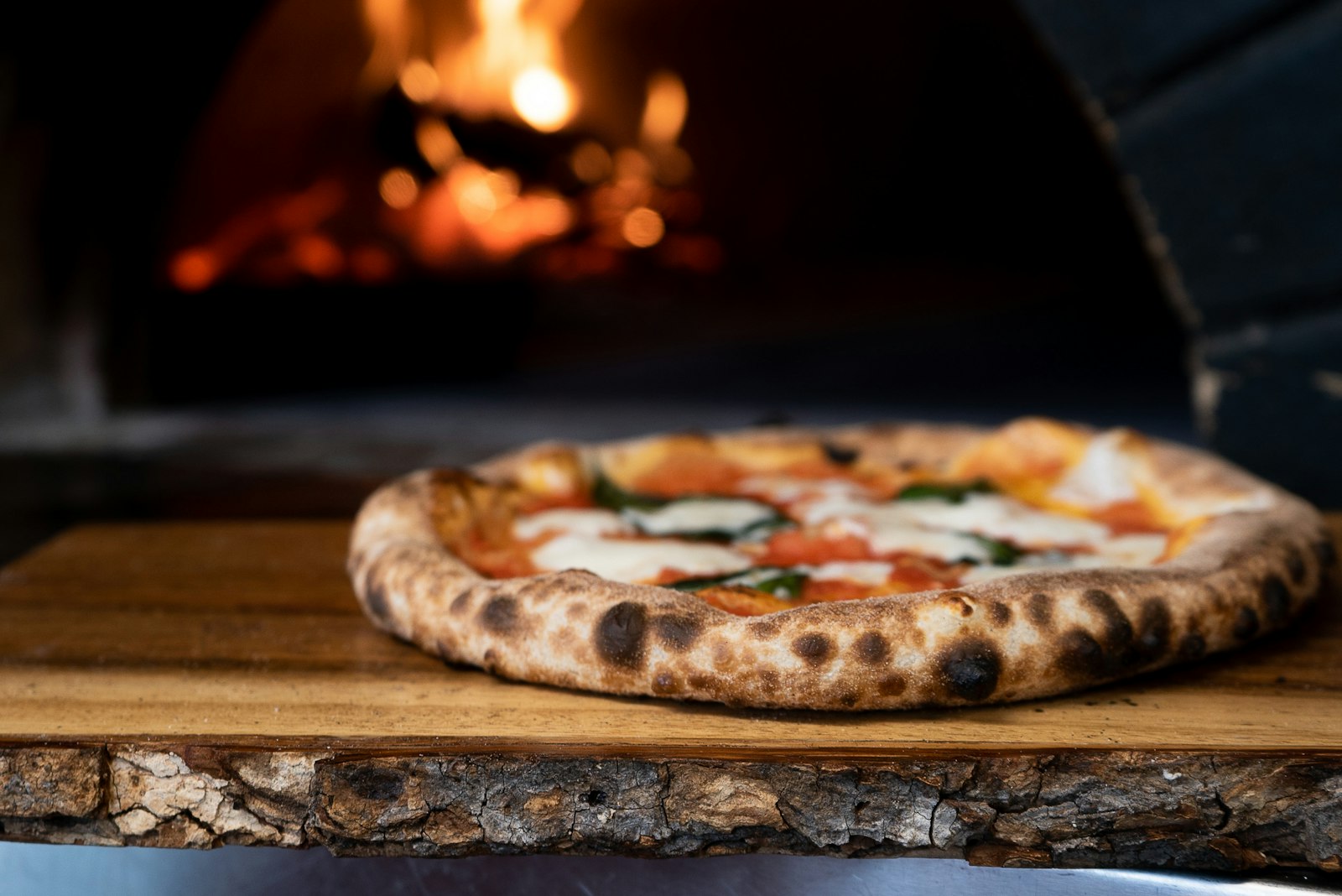Pizza dal forno a legna