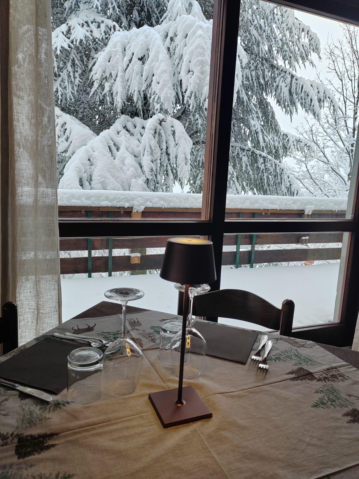 Tavolo apparecchiato con vista sulla neve